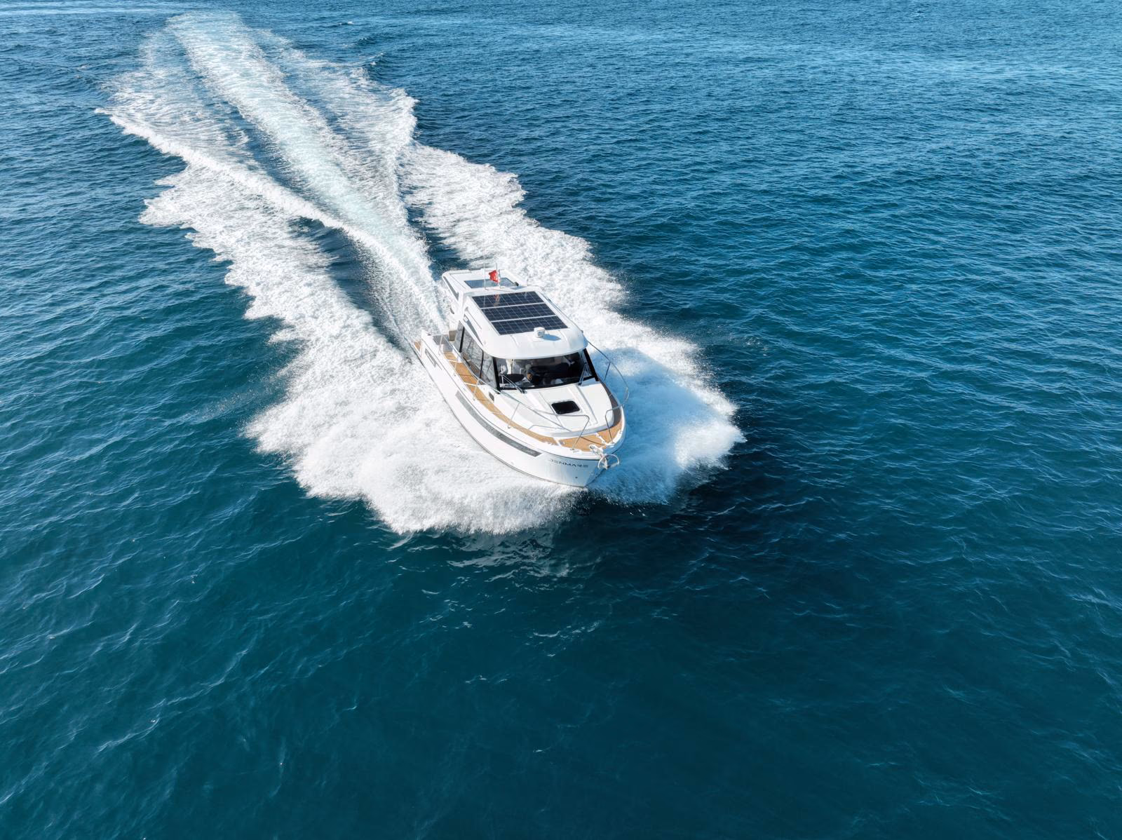 Denmare 8.50 motor yat, Ege koyunda demirlemiş